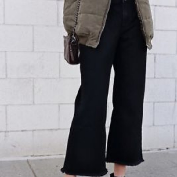 Zara Denim - Zara Black Denim Cropped Frayed Cropped Jeans